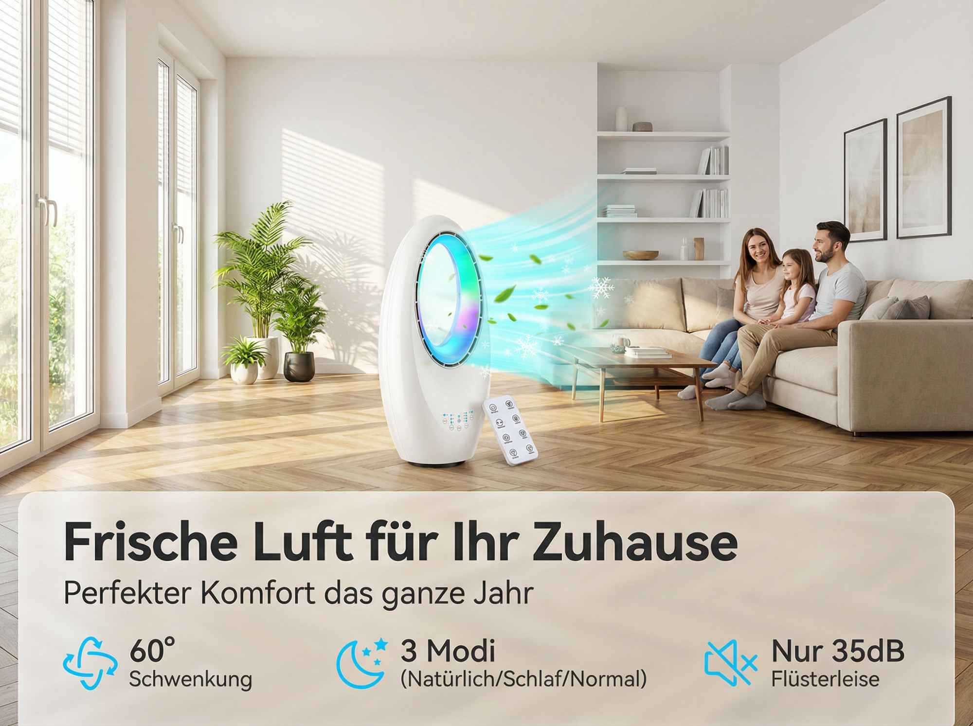 Ein weißer Ventilator mit bunter LED-Beleuchtung steht in einem Wohnzimmer. Eine Familie sitzt auf dem Sofa.
