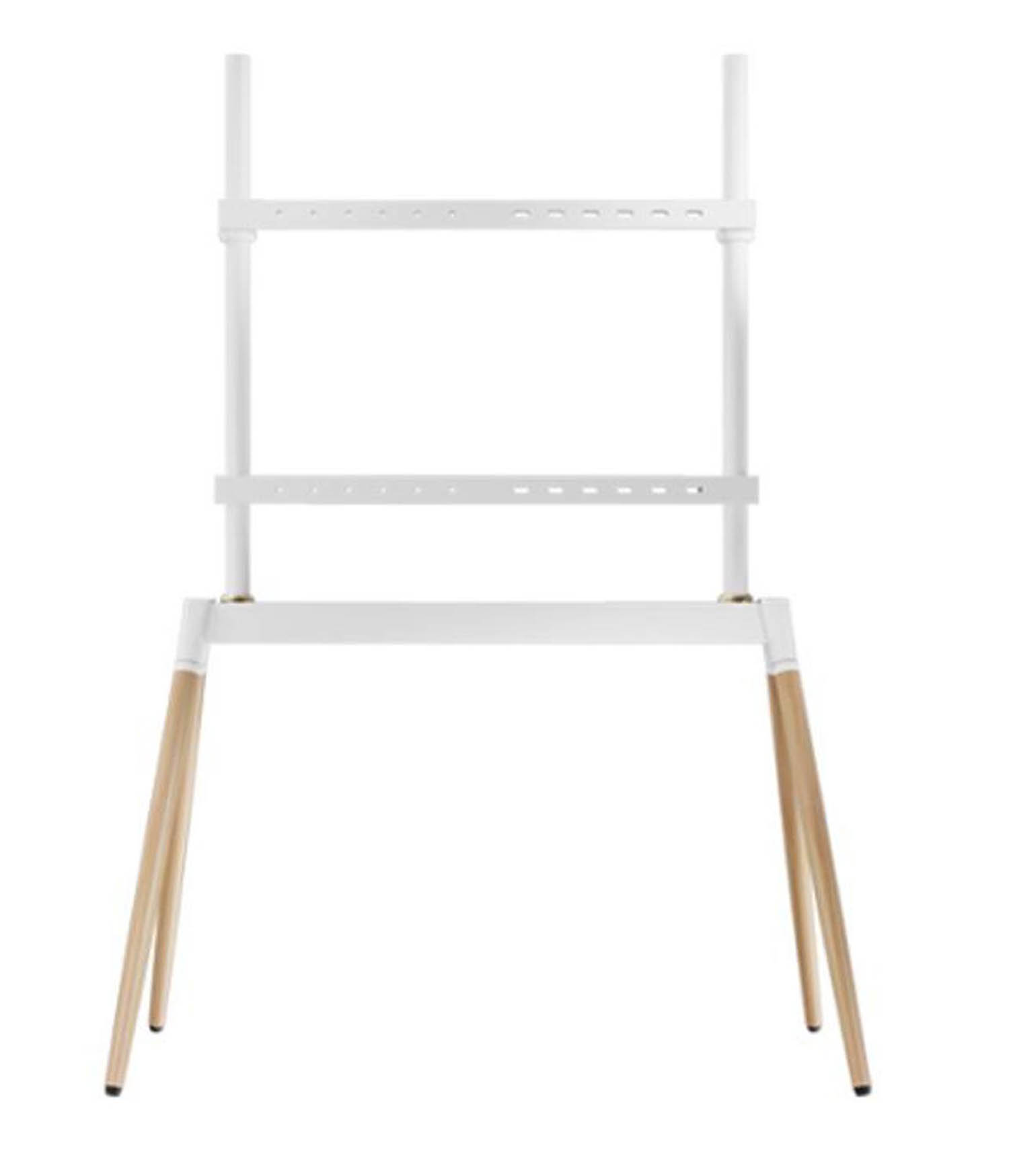 Een witte tv-standaard met houten poten. Hij heeft drie planken en verticale palen.