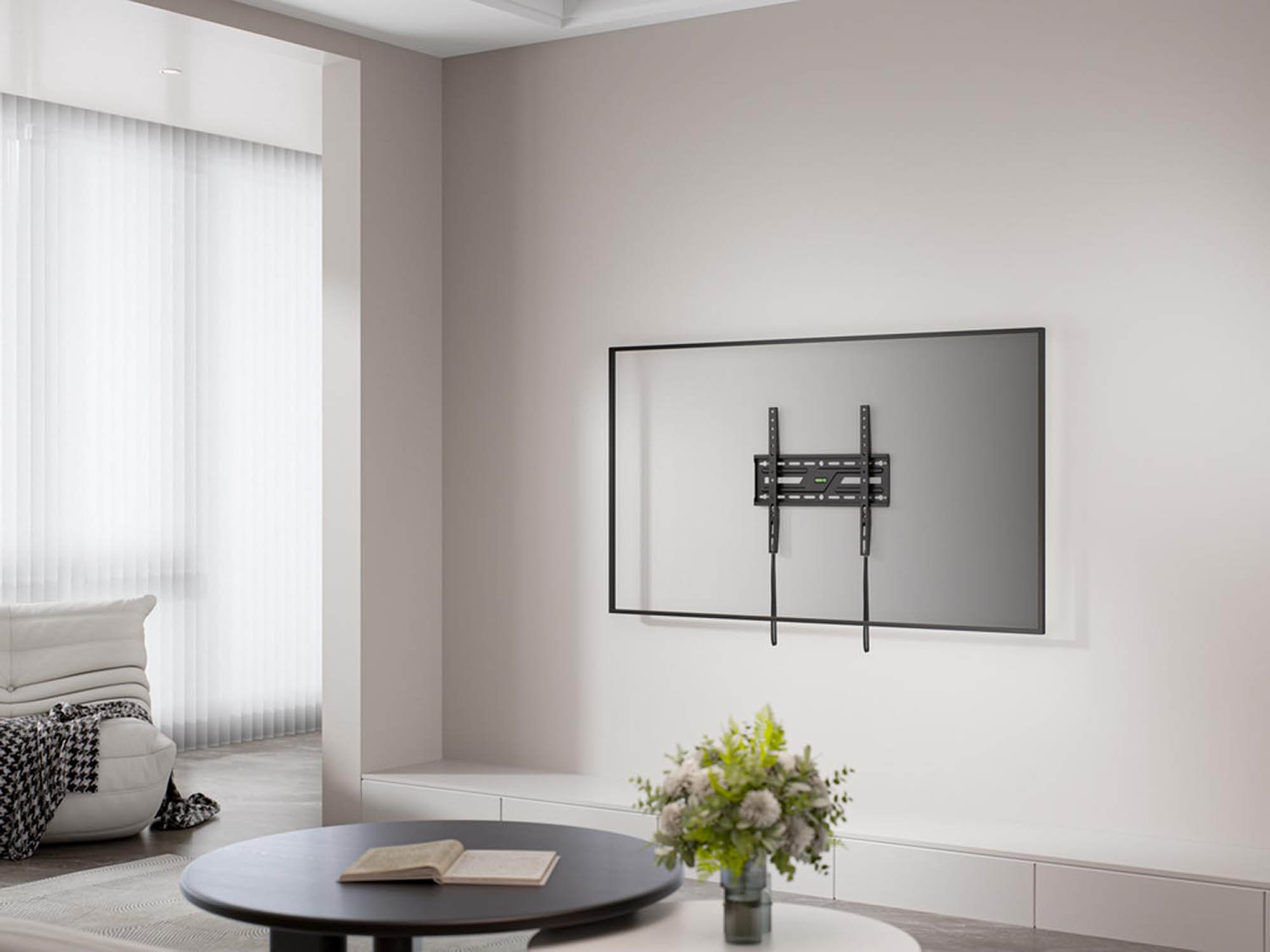 Un salon moderne avec support mural TV, canapé et table basse.