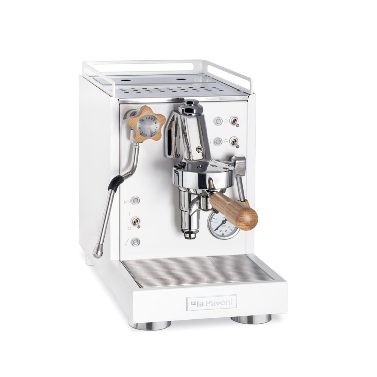 Eine weiße Espressomaschine mit Holzdetails und einem Manometer.