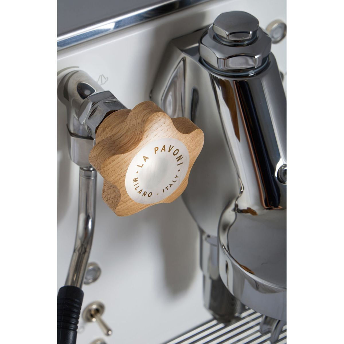 Holzgriff mit "La Pavoni Milano Italy"-Aufschrift auf einer Espressomaschine.