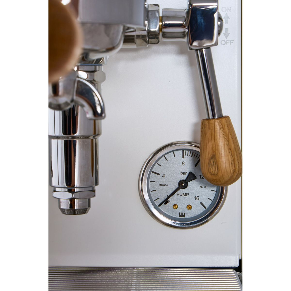 Eine Espressomaschine mit einem Manometer und Holzgriff.