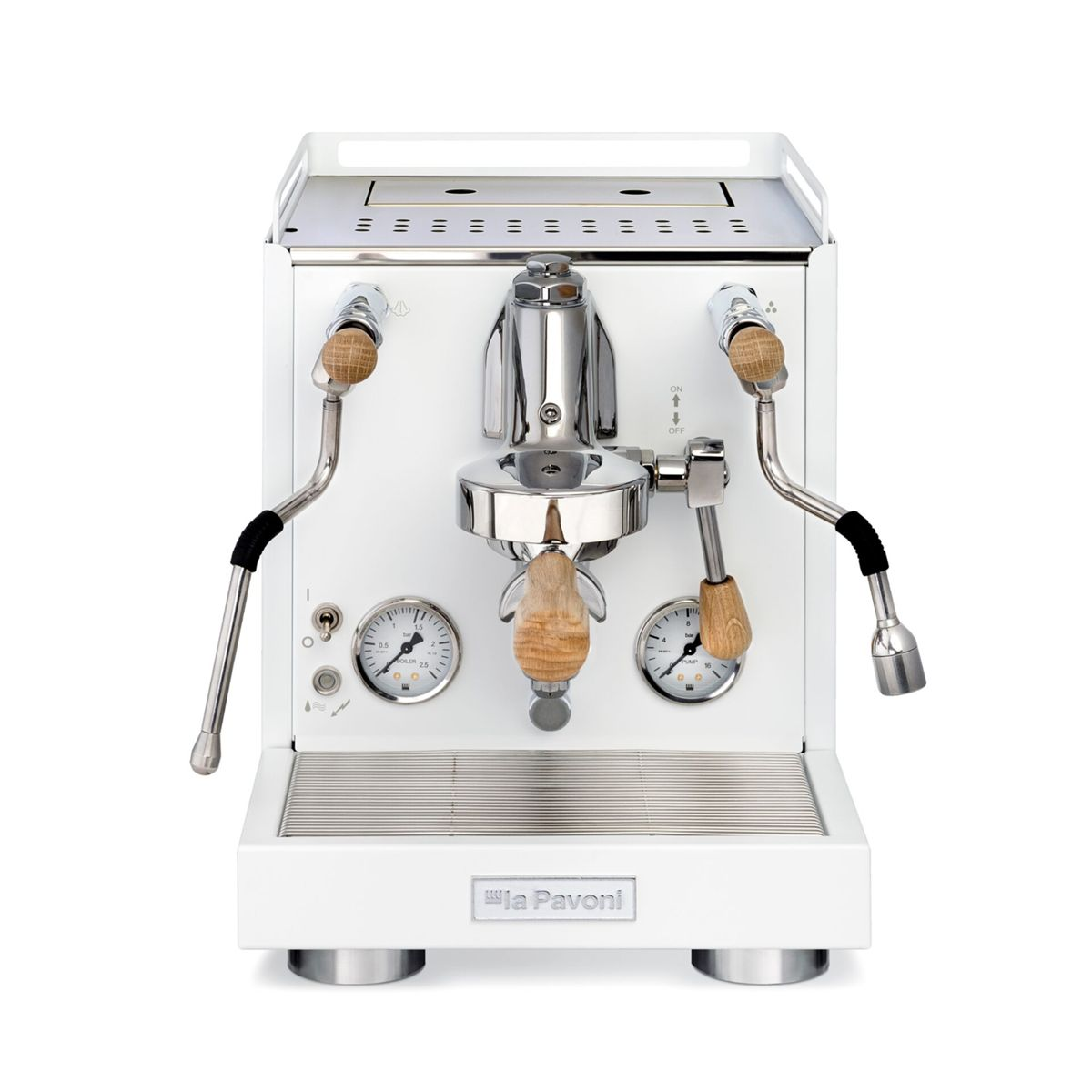 Eine weiße Espressomaschine mit Holzgriffen und zwei Manometern.