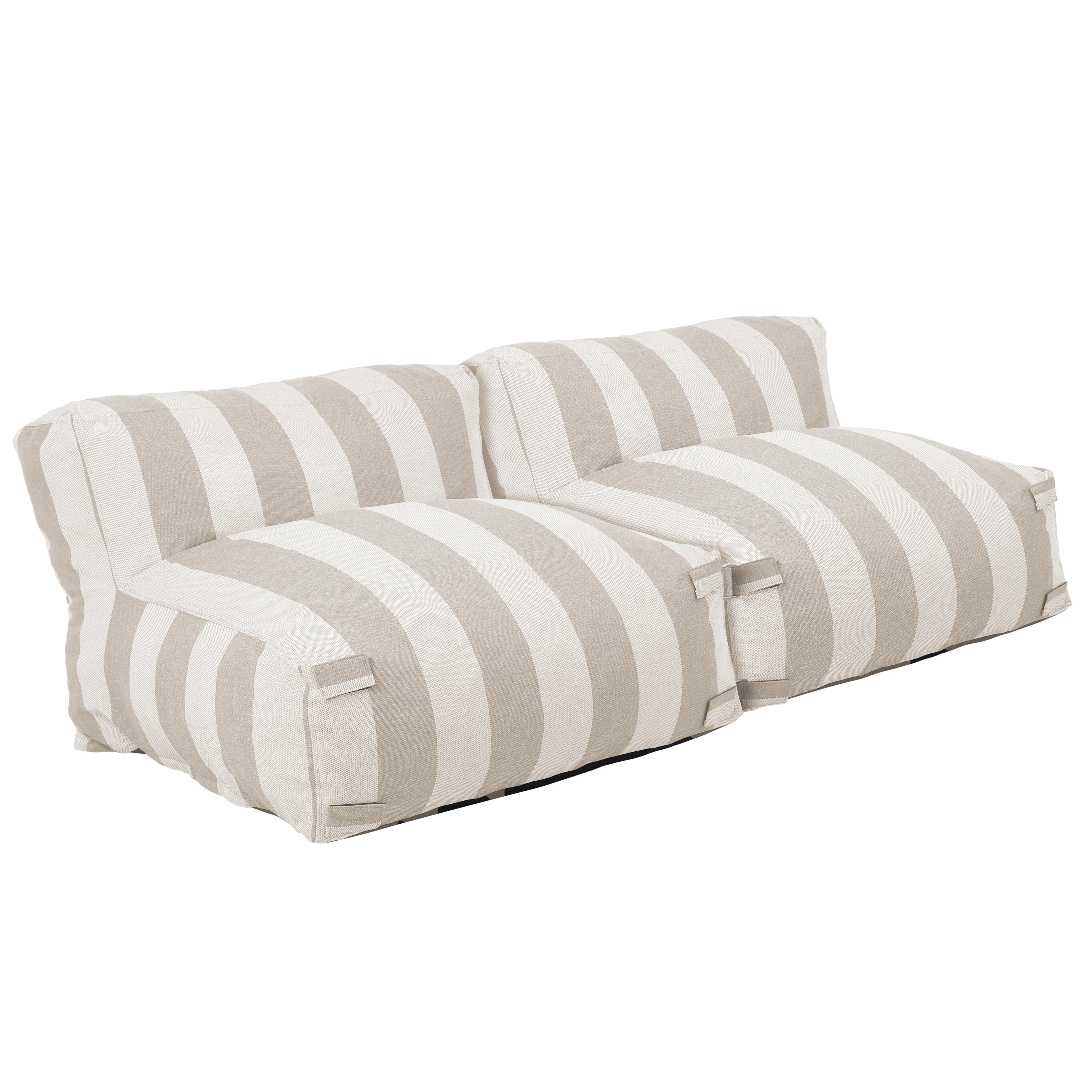 Ein gestreiftes Sofa mit hellen und beigen Streifen auf weißem Hintergrund.