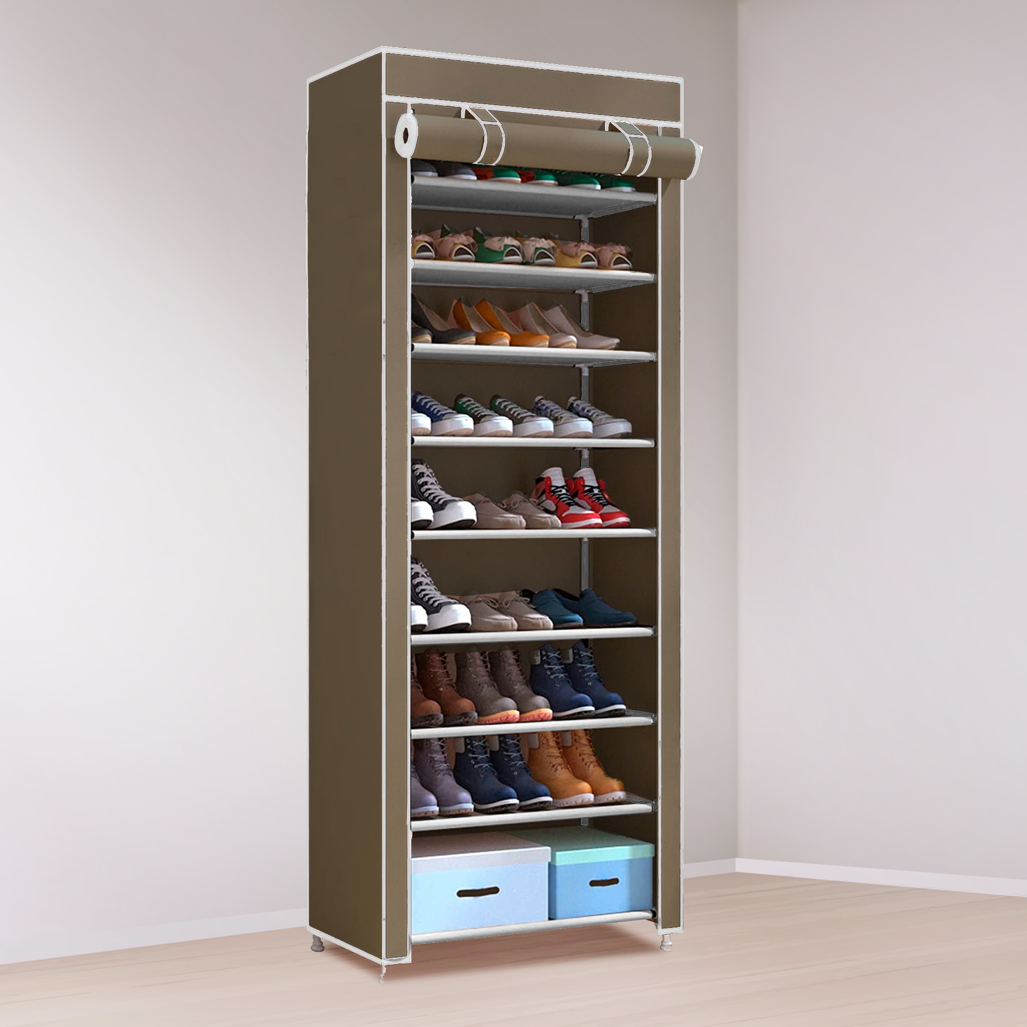 Zapatero alto de tela marrón con varias baldas llenas de zapatos y dos cajas de almacenaje azules.
