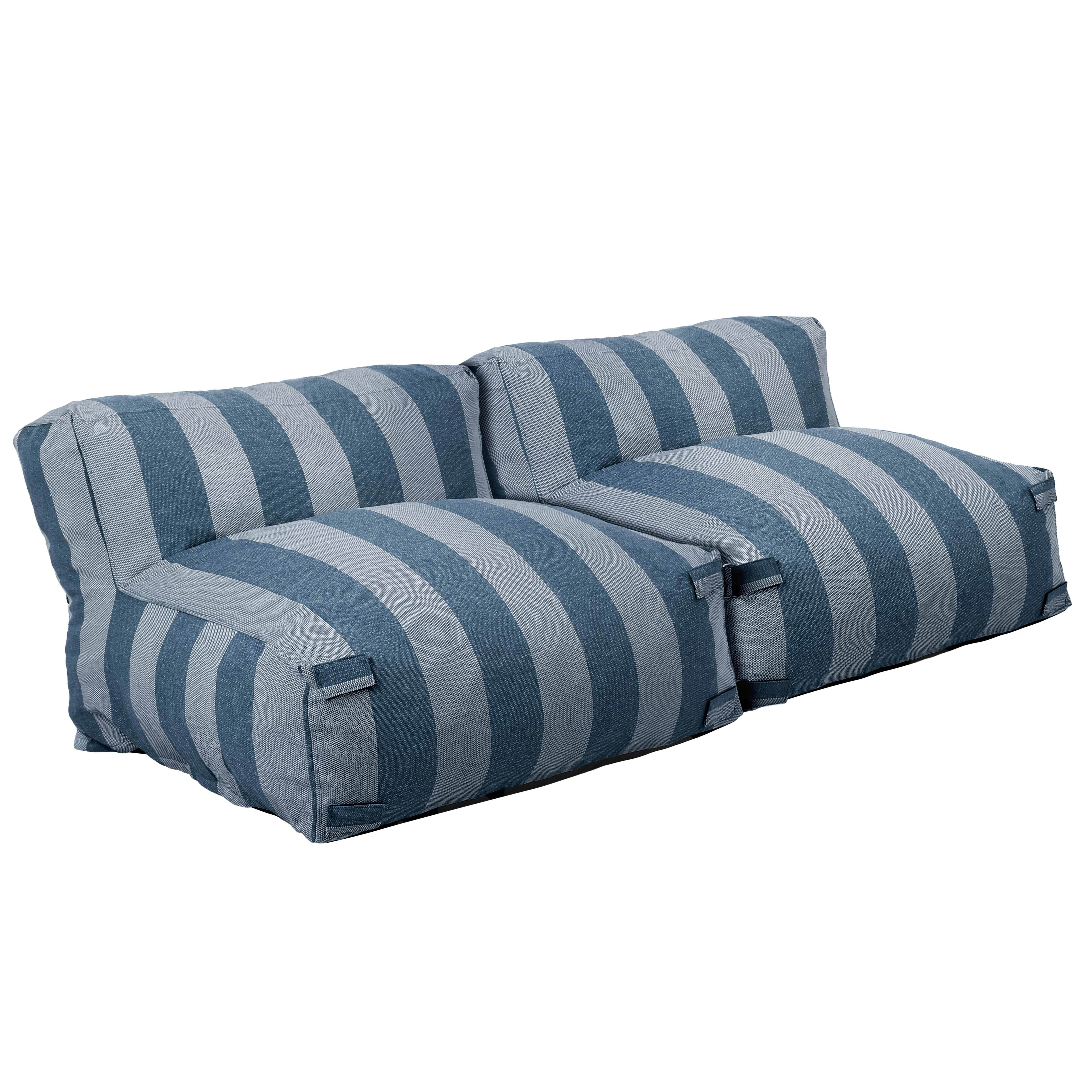 Ein gestreiftes blau-graues Sofa mit zwei Sitzen, auf weißem Hintergrund.