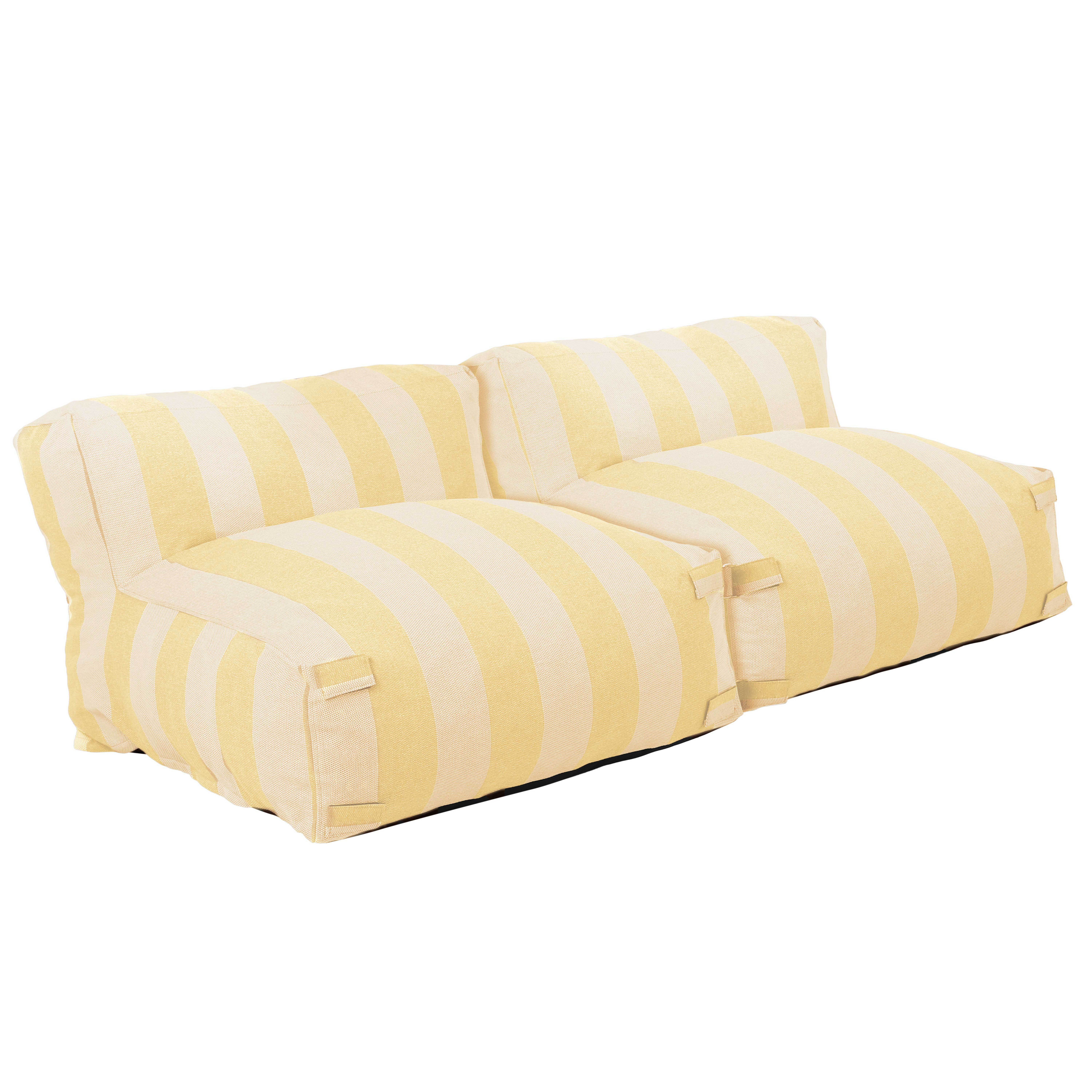 Ein gestreiftes gelb-weißes Sofa, auf weißem Hintergrund.