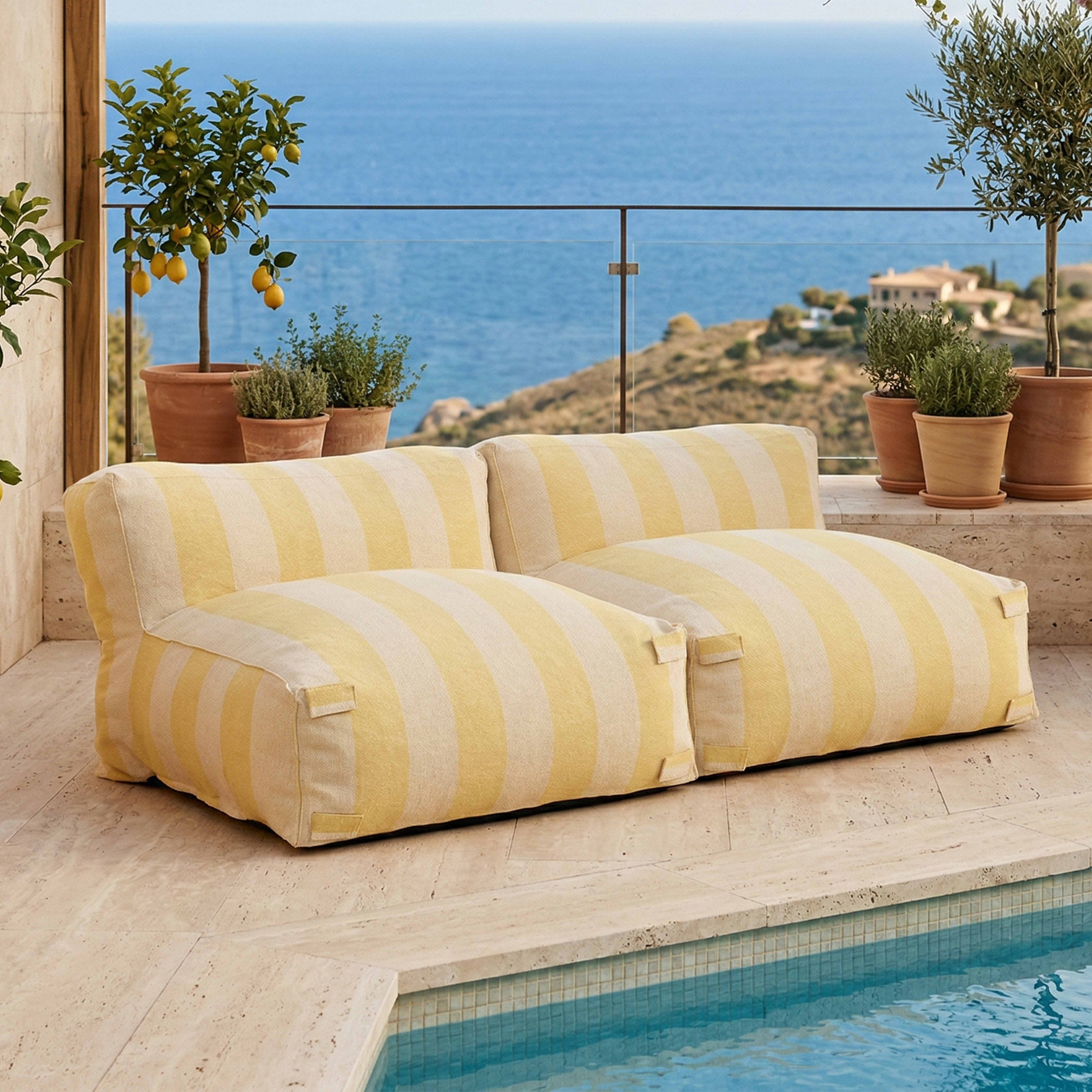 Gestreifte Couch am Pool mit Blick auf das Meer, Zitronen- und Olivenbäume.