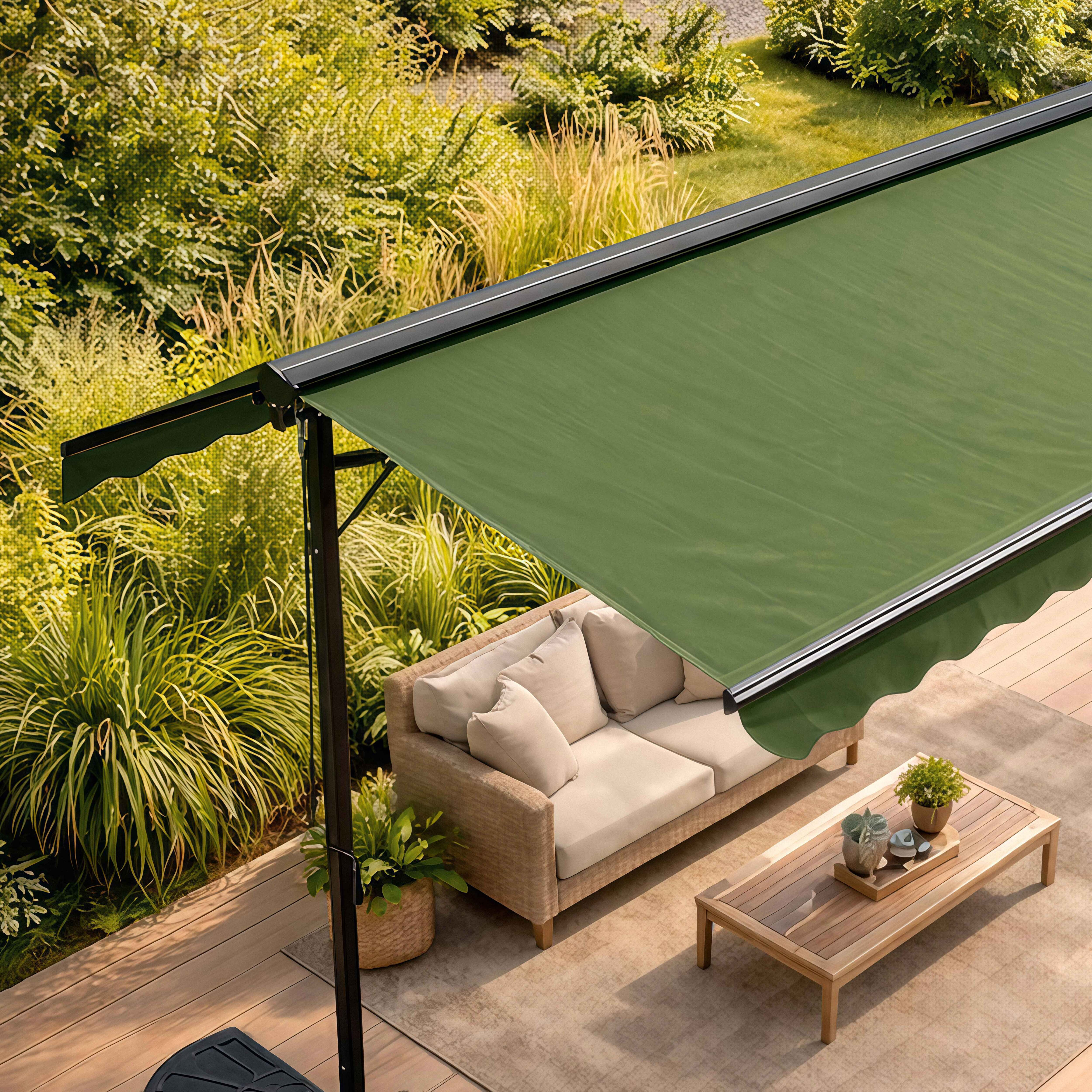 Grünes Sonnensegel über Terrassenmöbeln: Sofa, Tisch, Pflanzen, Teppich.