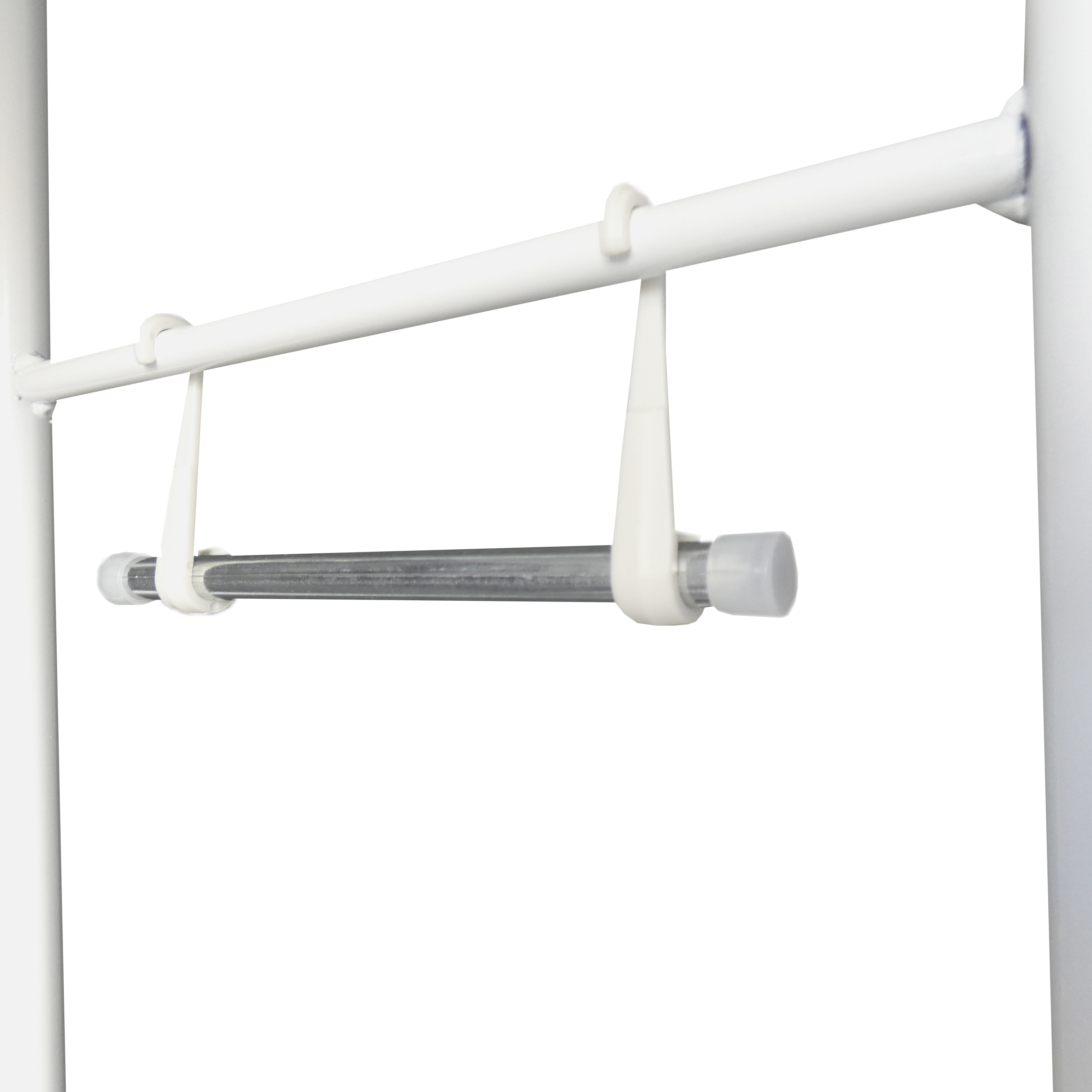 Un tendedero blanco de metal con barra colgante y perchas blancas.