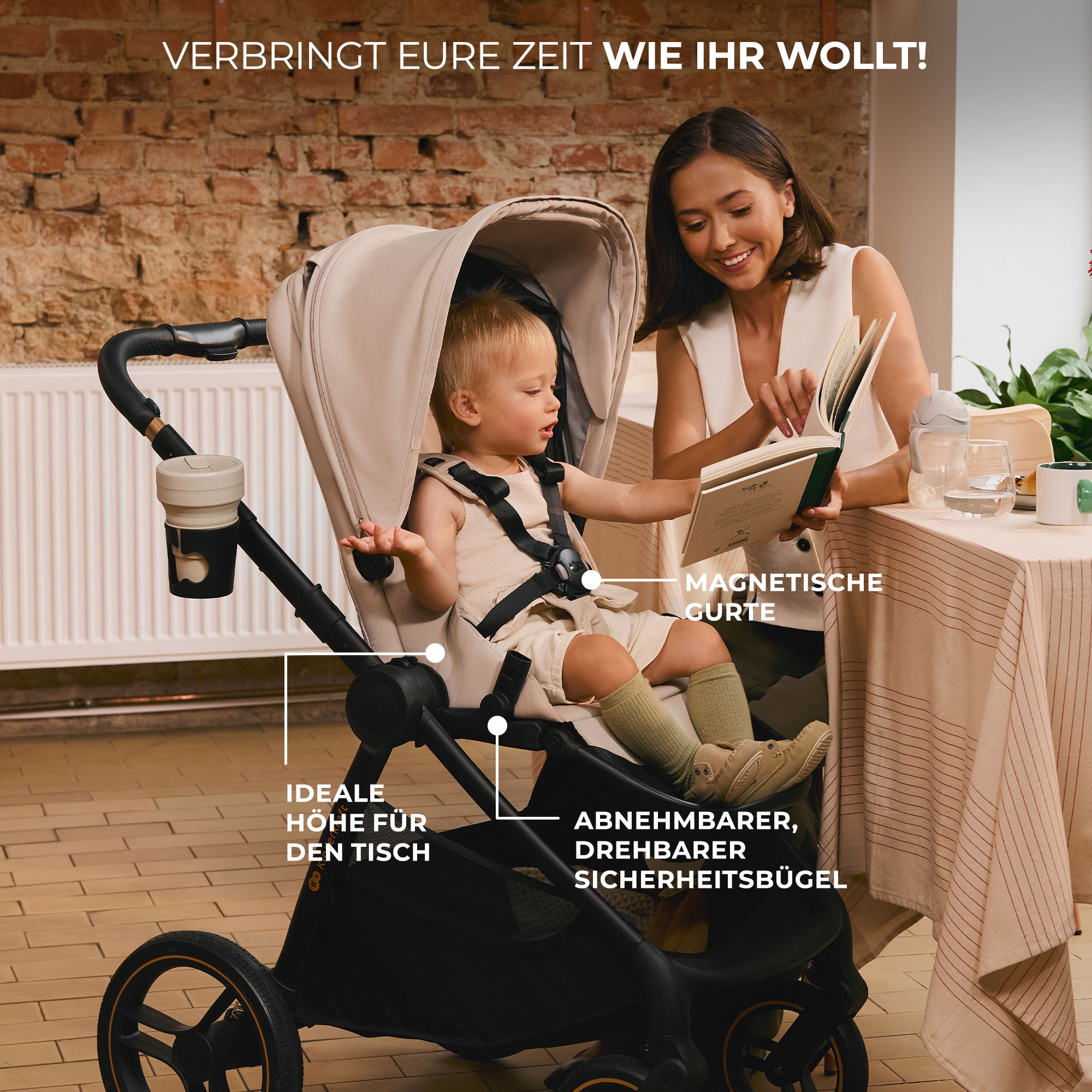 Eine Frau liest einem Baby im Kinderwagen vor. Der Kinderwagen hat magnetische Gurte.