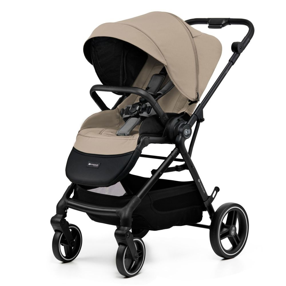 Ein beiger Kinderwagen mit schwarzem Sitz und Verdeck, auf Rädern.