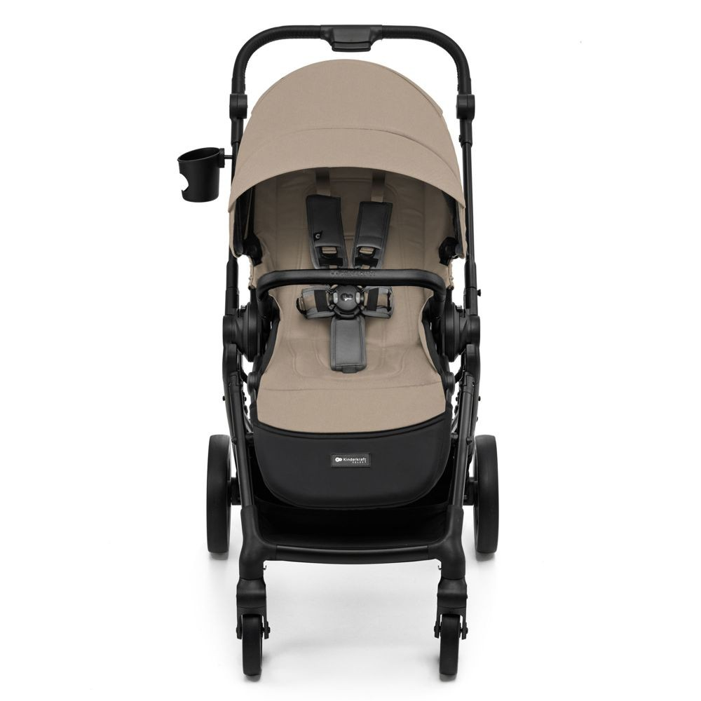 Eine beige Kindersitzkarre mit schwarzen Rädern und Griffen, mit Getränkehalter.