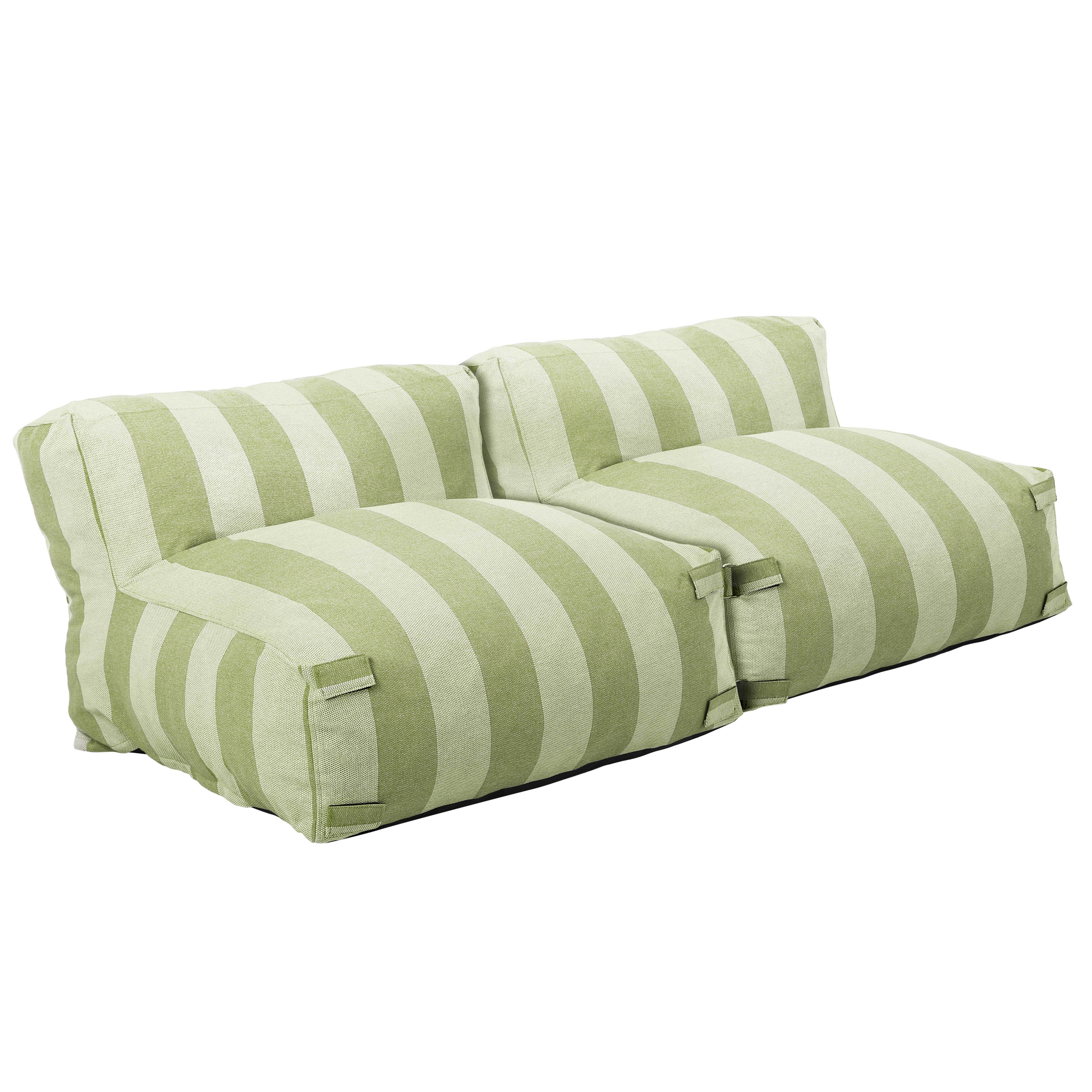 Grünes und weiß gestreiftes Sofa mit zwei Sitzplätzen.