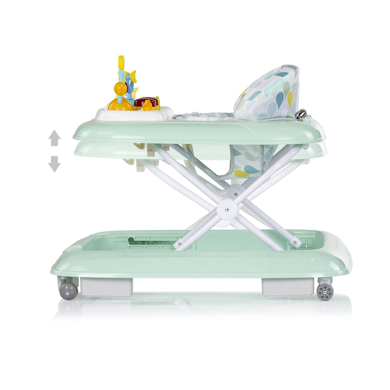 Hellgrüner Baby-Gehwagen mit Spielzeug und Sitz in Blätteroptik.