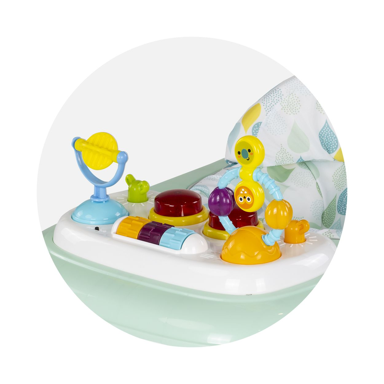 Ein grüner Baby-Walker mit bunten Spielzeugen wie Knöpfen, einer Kugelbahn und einer gelben Figur.
