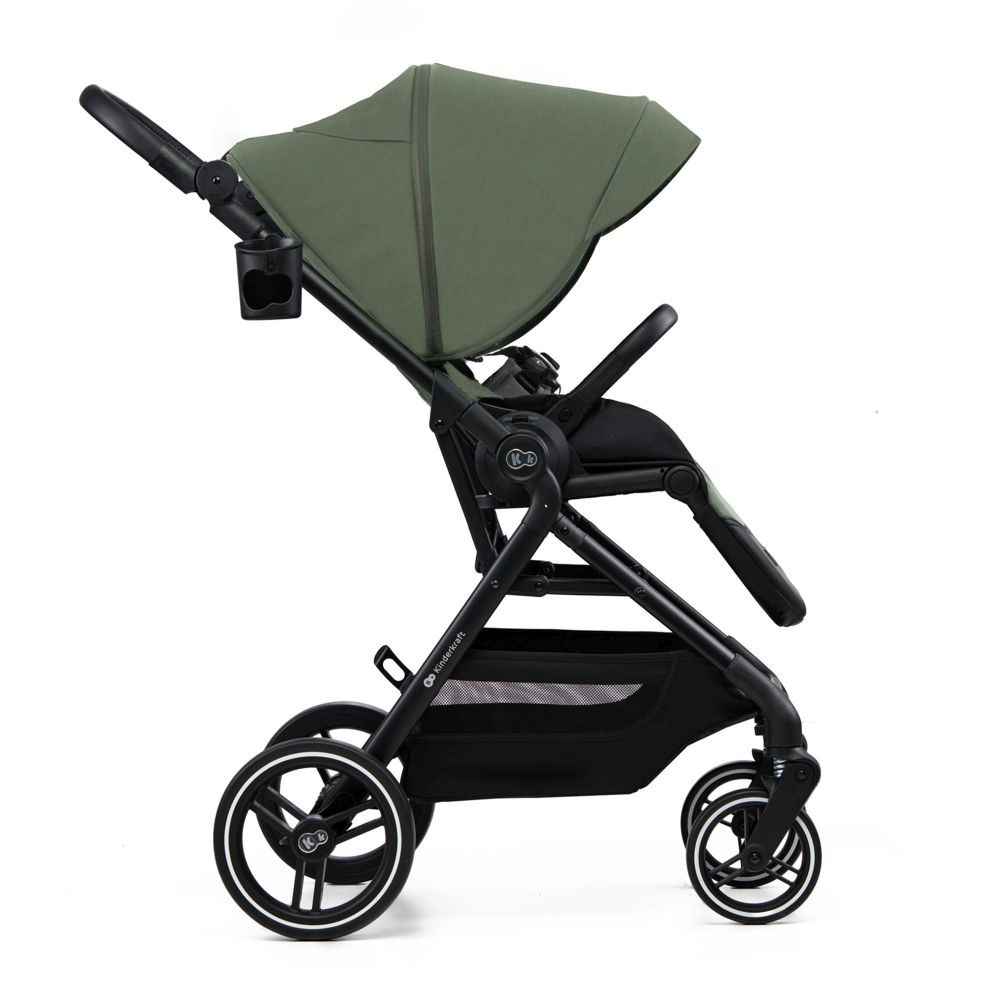 Ein grüner Kinderwagen mit schwarzem Rahmen, Rädern und Aufbewahrungskorb.