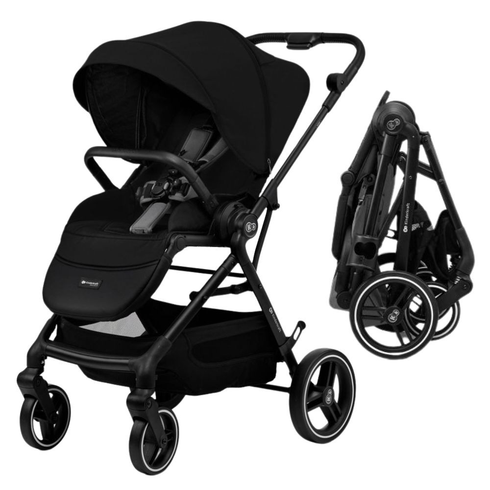 Ein schwarzer Kinderwagen ist geöffnet, daneben ein zusammengeklappter Kinderwagen.