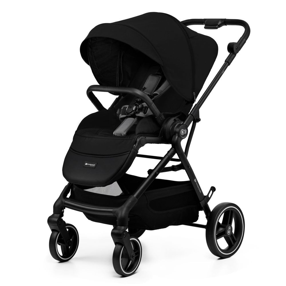 Ein schwarzer Kinderwagen mit Verdeck, Sicherheitsgurt und Einkaufskorb.