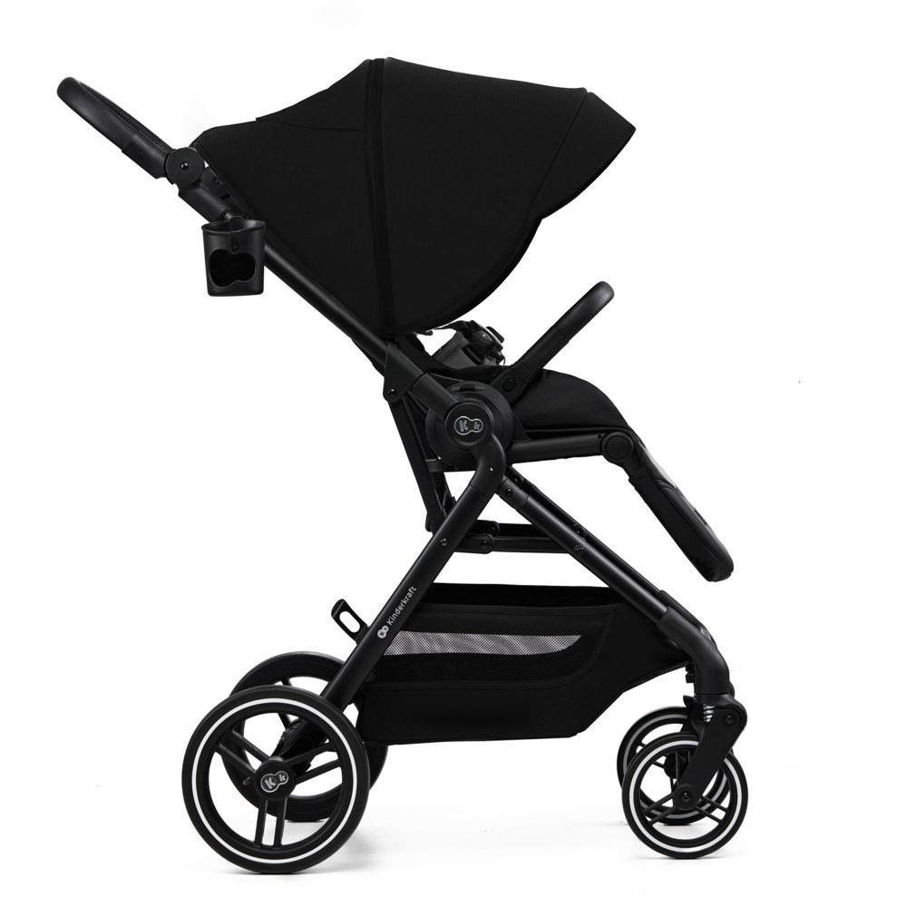 Ein schwarzer Kinderwagen mit Verdeck, Sitz und Korb. Weißer Rand an Rädern.