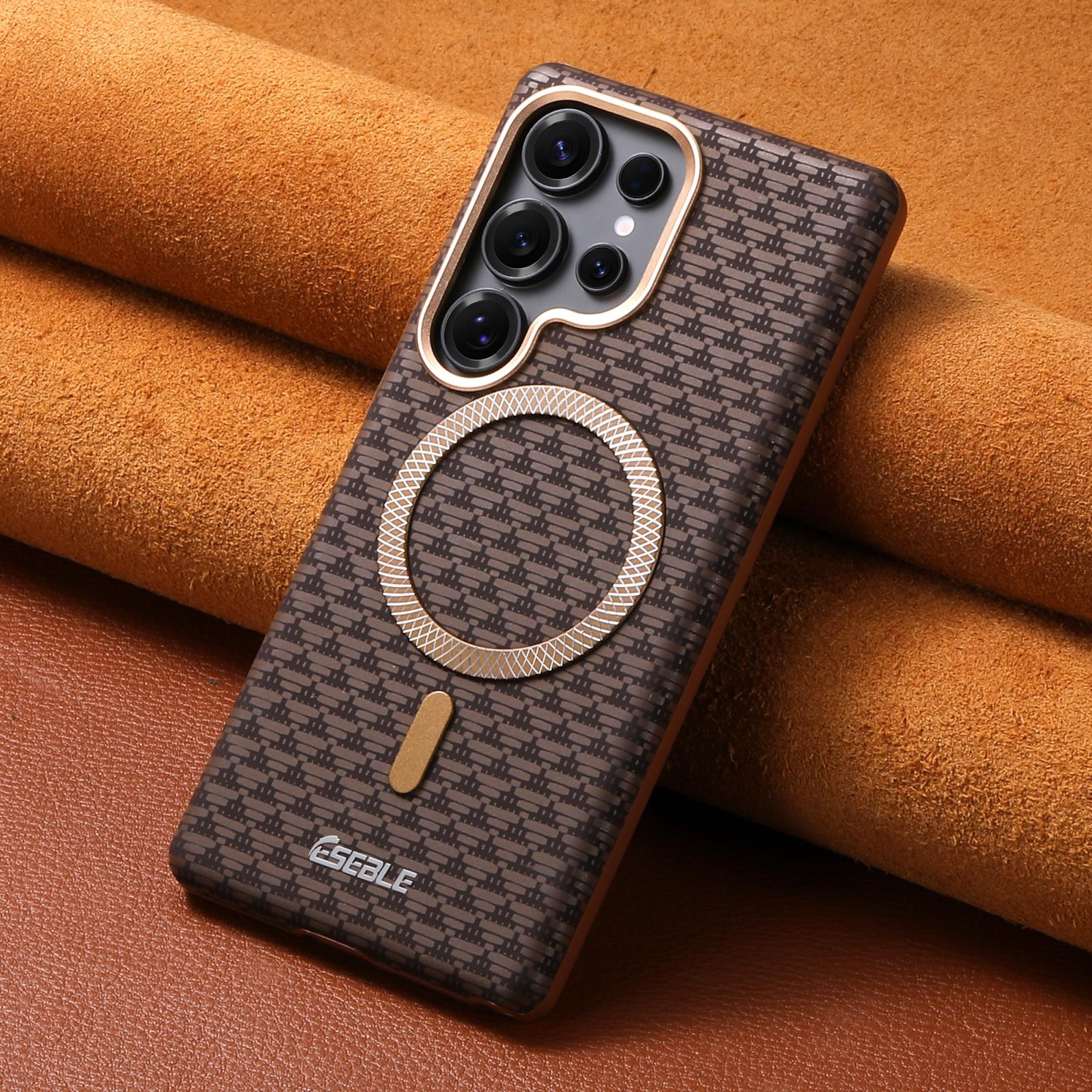 Funda de teléfono marrón con patrón, lentes de cámara y anillo magnético sobre cuero.