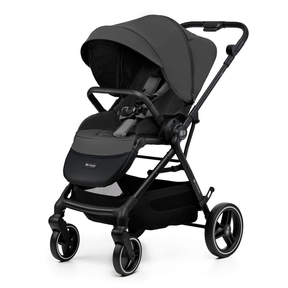 Ein dunkler Kinderwagen mit Verdeck, Sitz und Rädern auf weißem Hintergrund.