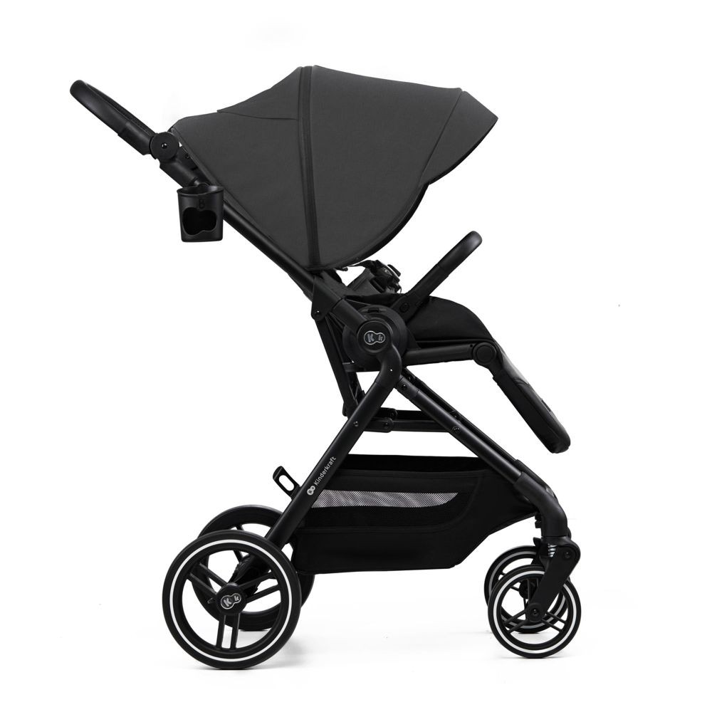 Ein dunkler Kinderwagen mit Verdeck, Sitz und Aufbewahrungskorb.