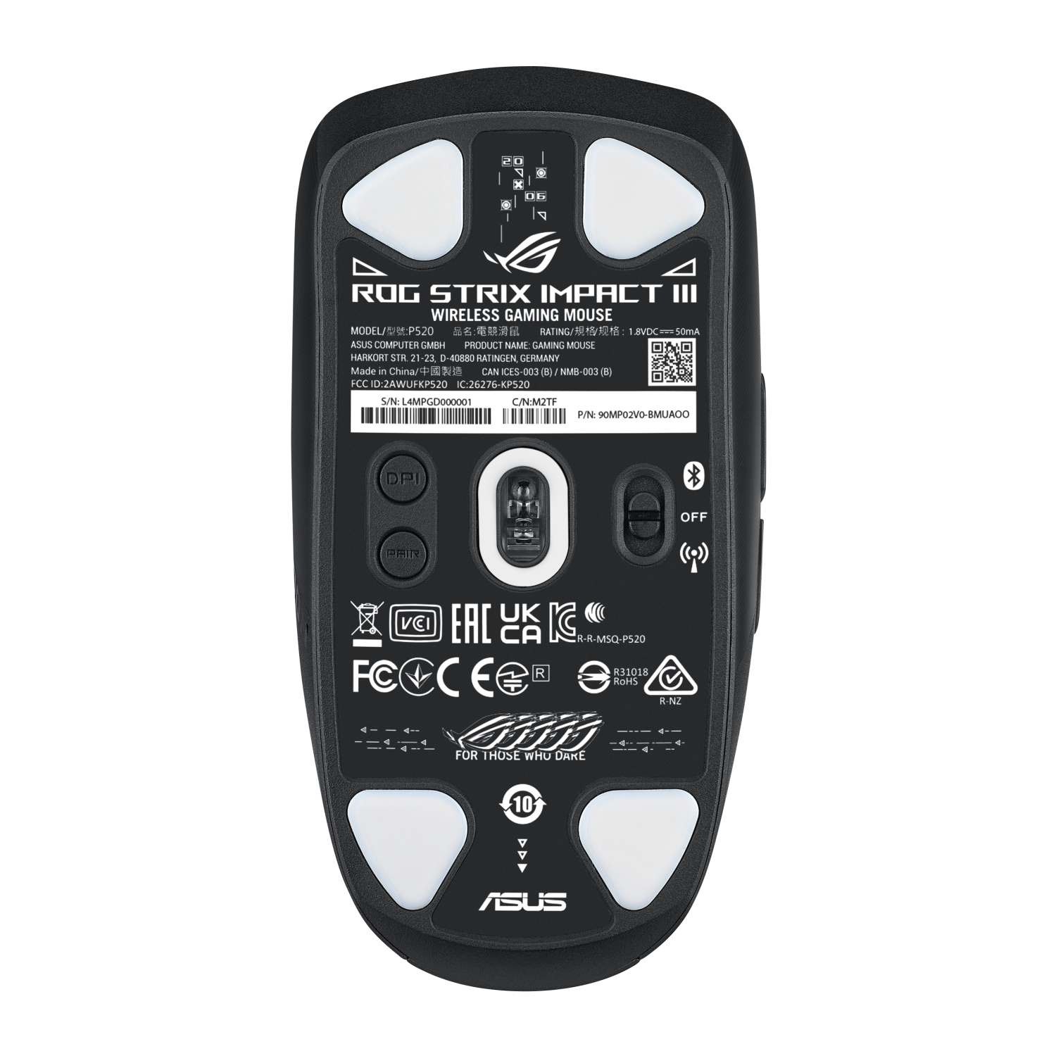 Spód czarnej bezprzewodowej myszy gamingowej z naklejkami i logotypami.