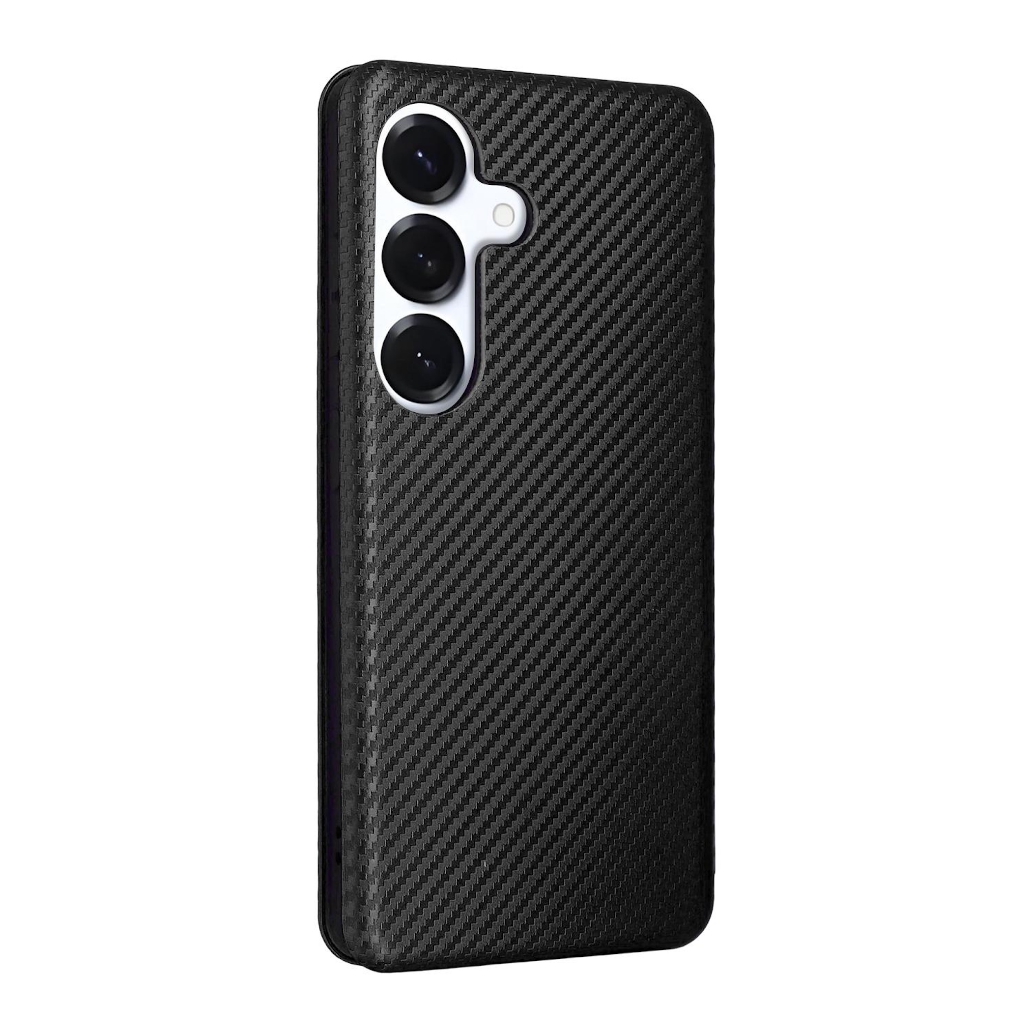 Funda de teléfono negra con patrón de fibra de carbono y tres lentes.