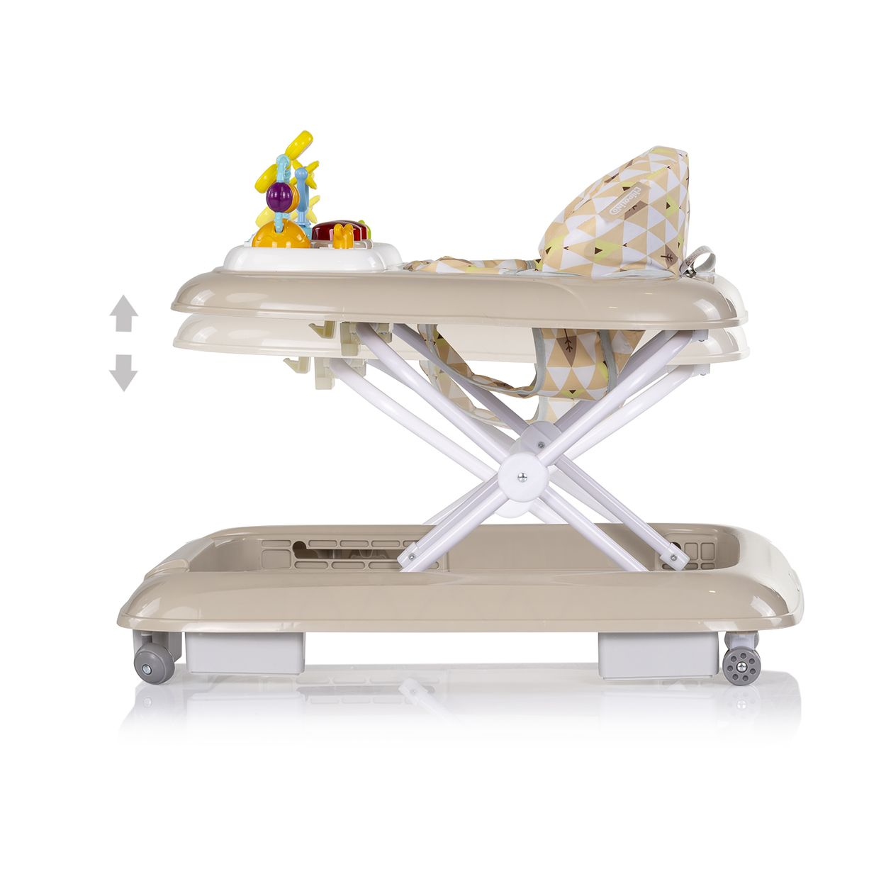 Beiger Baby-Lauflernwagen mit Spielzeug und geometrischem Muster.