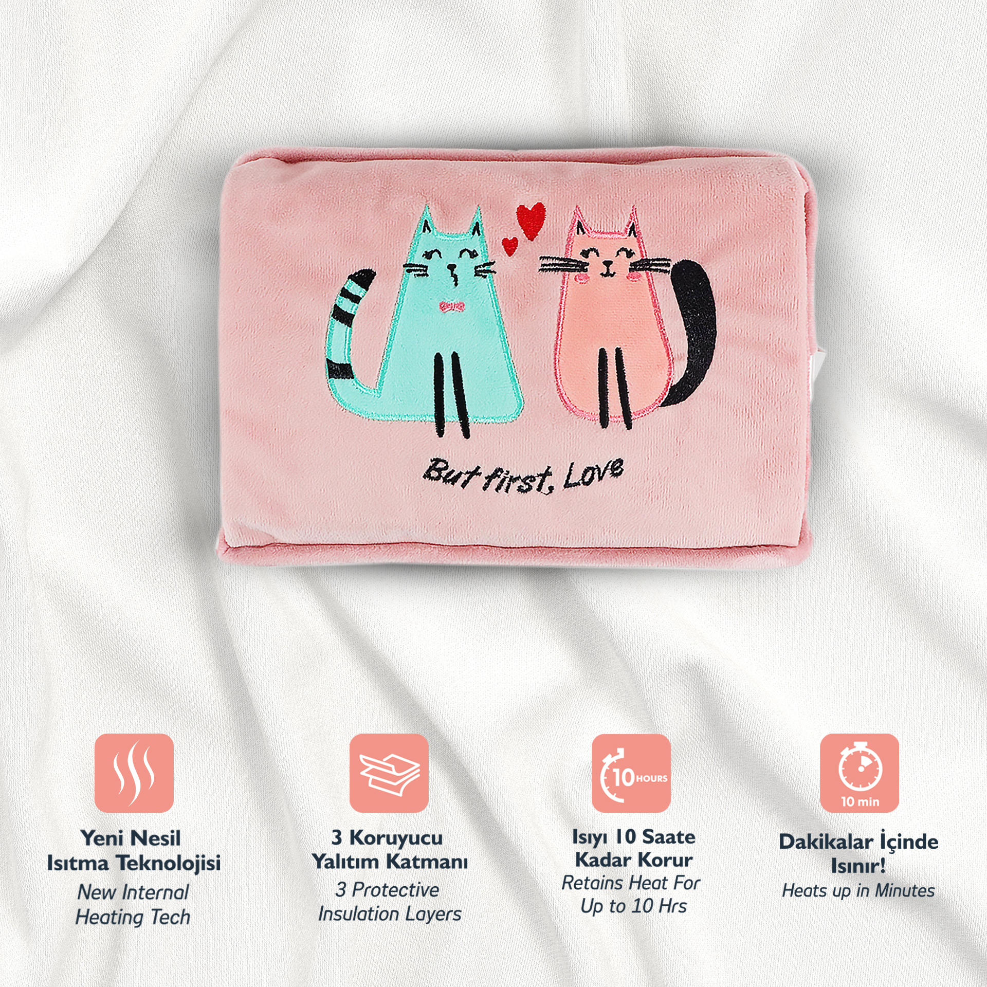 İki nakışlı kedi figürlü pembe yastık, biri turkuaz, diğeri pembe. "But first, Love".