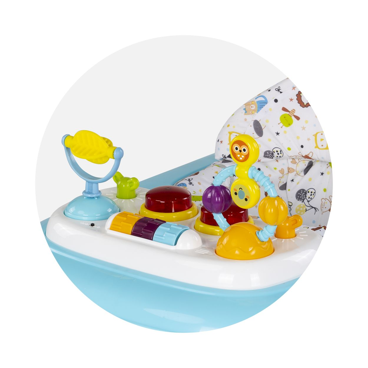 Ein hellblaues Baby-Laufställchen mit bunten Spielzeugen wie Rassel und Knöpfen.
