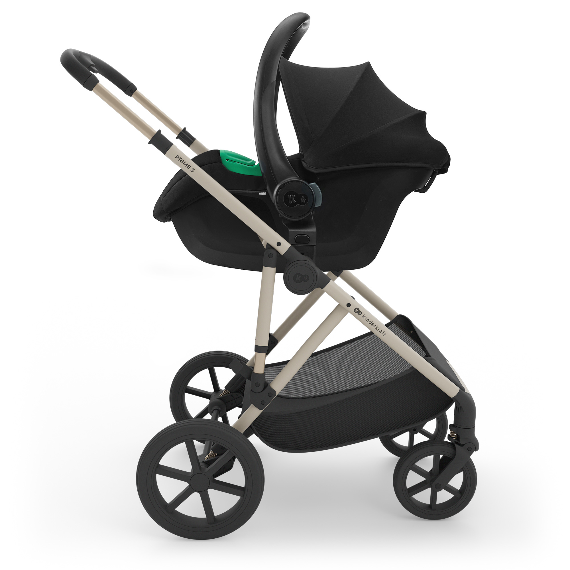 Ein schwarzer Kinderwagen mit beige'm Rahmen und Babytrage auf wei"em Hintergrund.