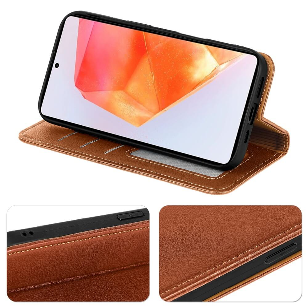 Una custodia in pelle marrone con uno smartphone su una superficie bianca.
