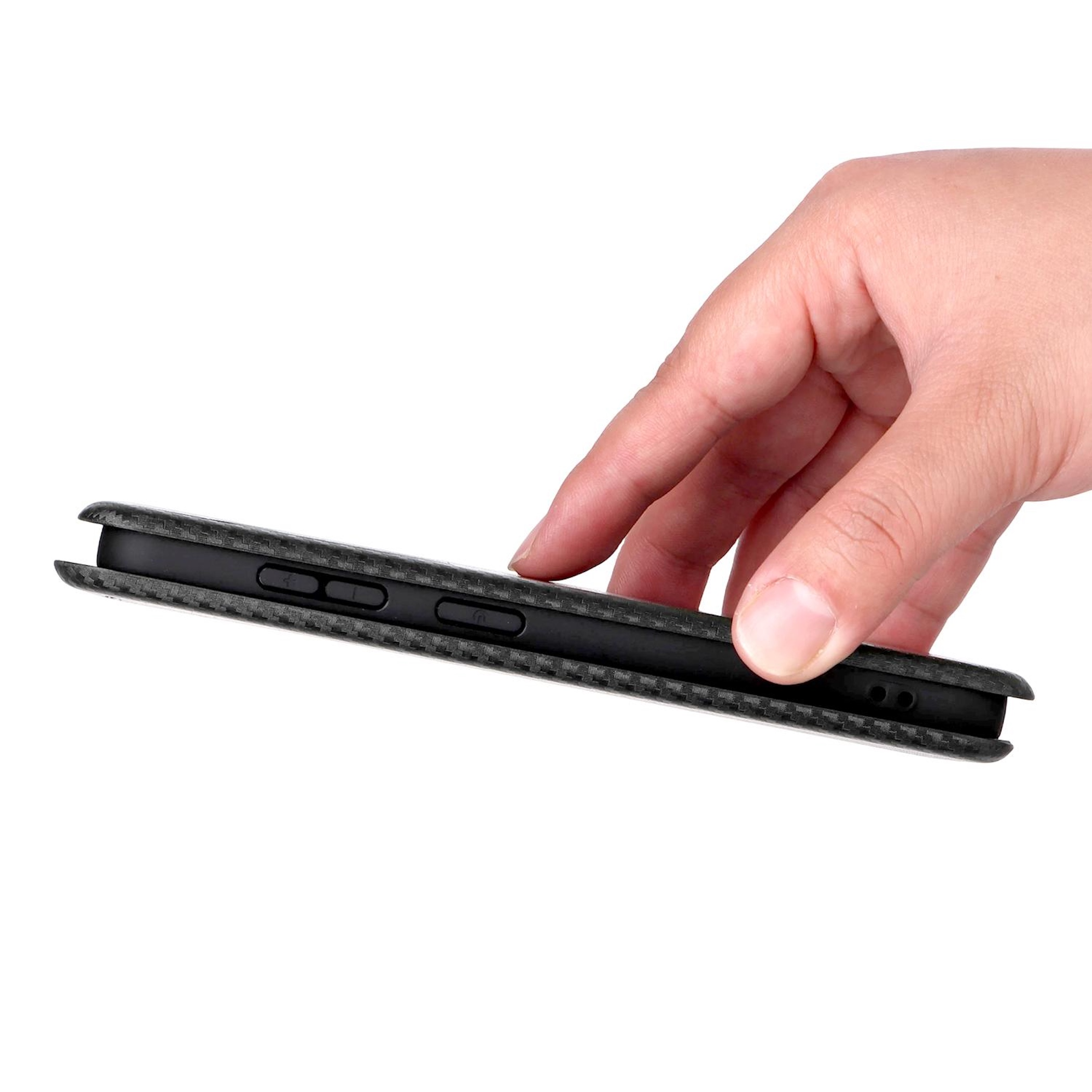 Una mano sostiene un teléfono negro con funda de fibra de carbono, se ven los botones.