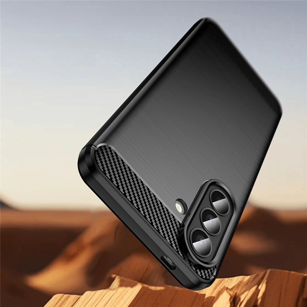 Cover nera per telefono con dettagli in fibra di carbonio su dune.