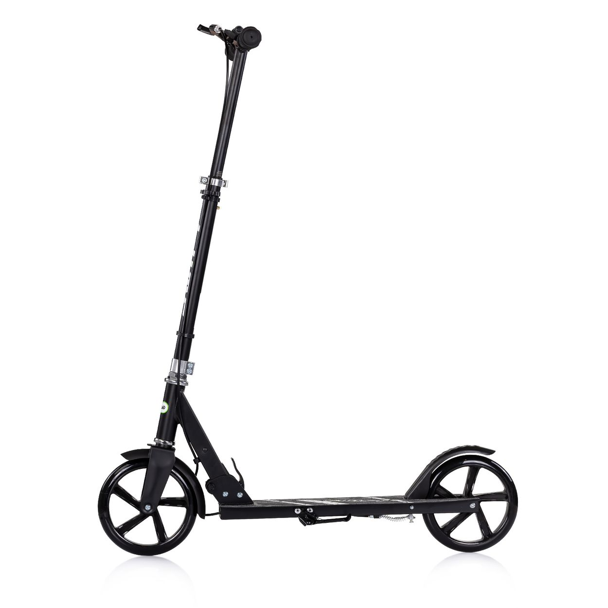 Ein schwarzer Roller mit zwei Rädern, Lenker und Trittbrett steht auf weißem Hintergrund.