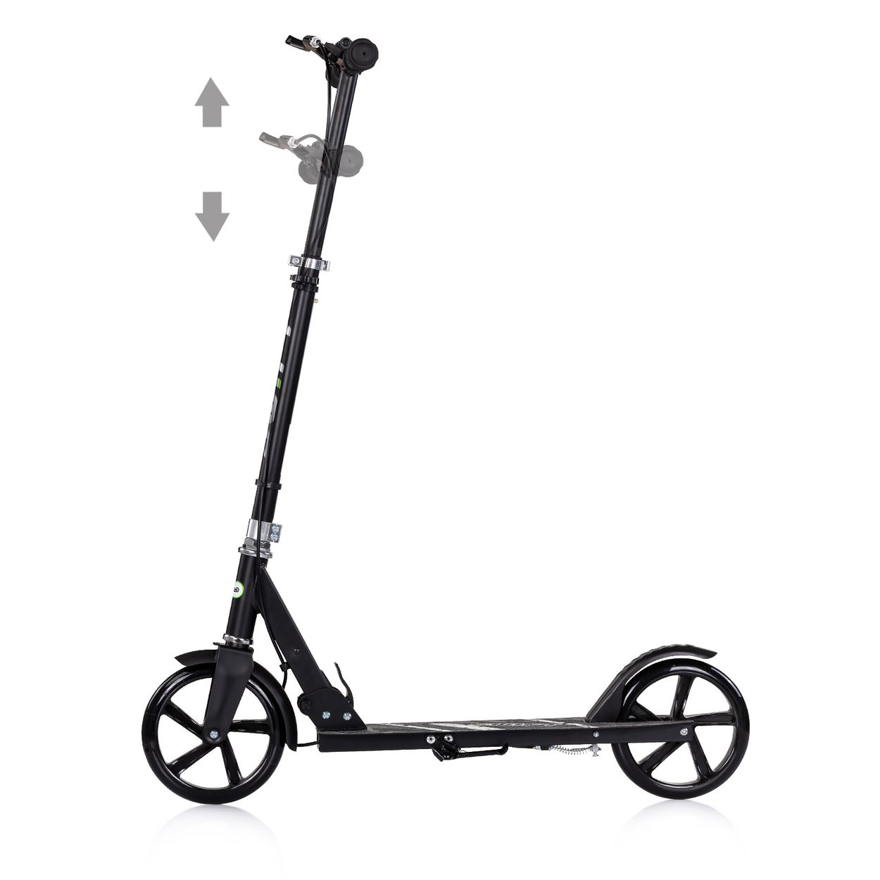 Ein schwarzer Roller mit großen Rädern und verstellbarem Lenker auf weißem Hintergrund.