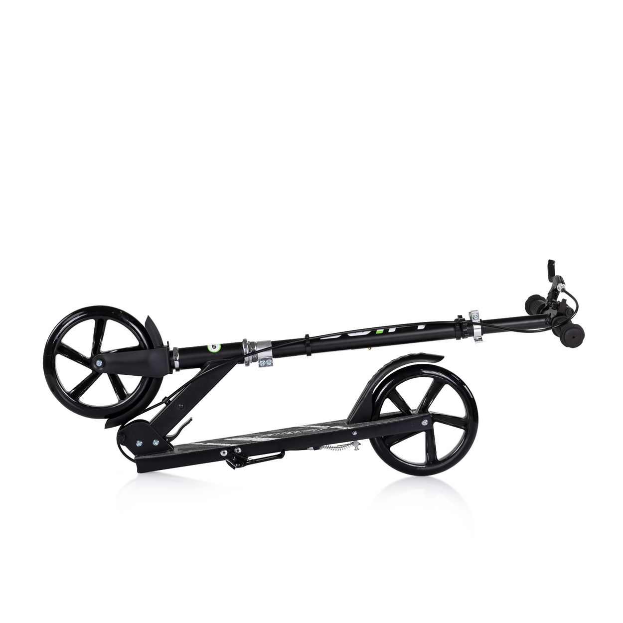 Ein schwarzer Roller mit großen Rädern liegt auf weißem Grund.