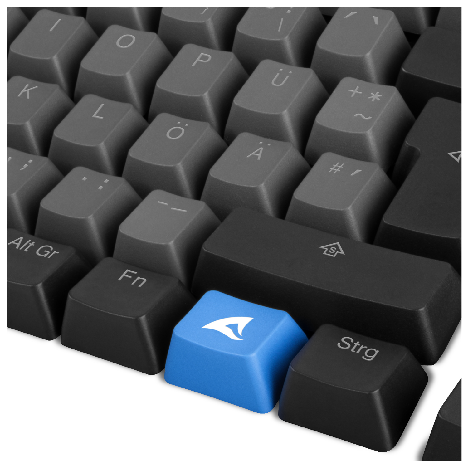Eine Nahaufnahme einer Tastatur mit grauen und schwarzen Tasten. Eine blaue Taste mit einem Logo sticht hervor.
