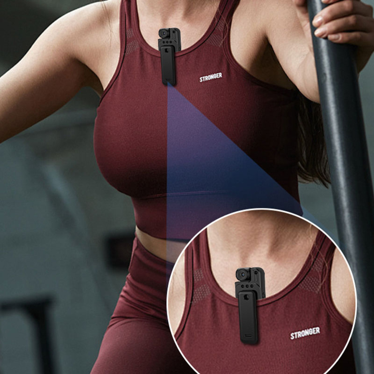 Eine Frau in Sportkleidung trägt eine kleine schwarze Kamera auf der Brust.