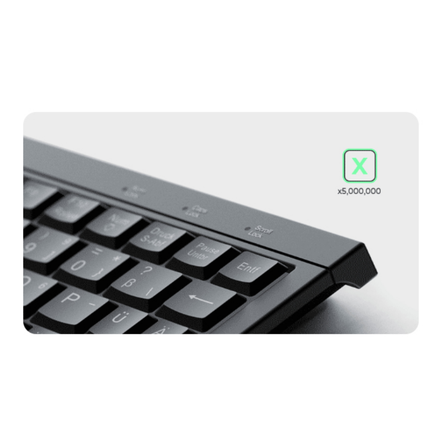 Nahaufnahme einer schwarzen Tastatur mit deutschem Layout und einem grünen X-Symbol.