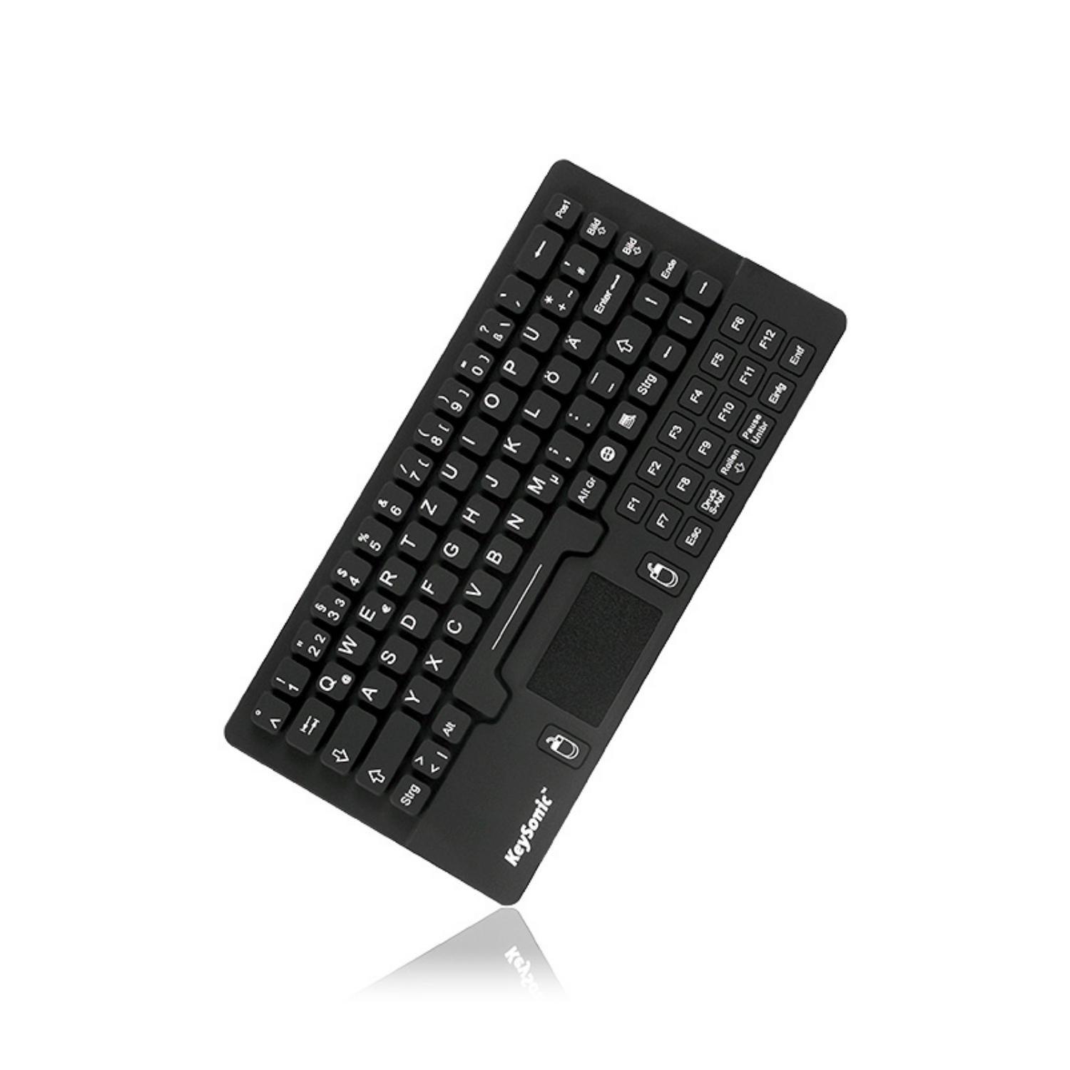 Un teclado negro con panel táctil yace en diagonal sobre fondo blanco.
