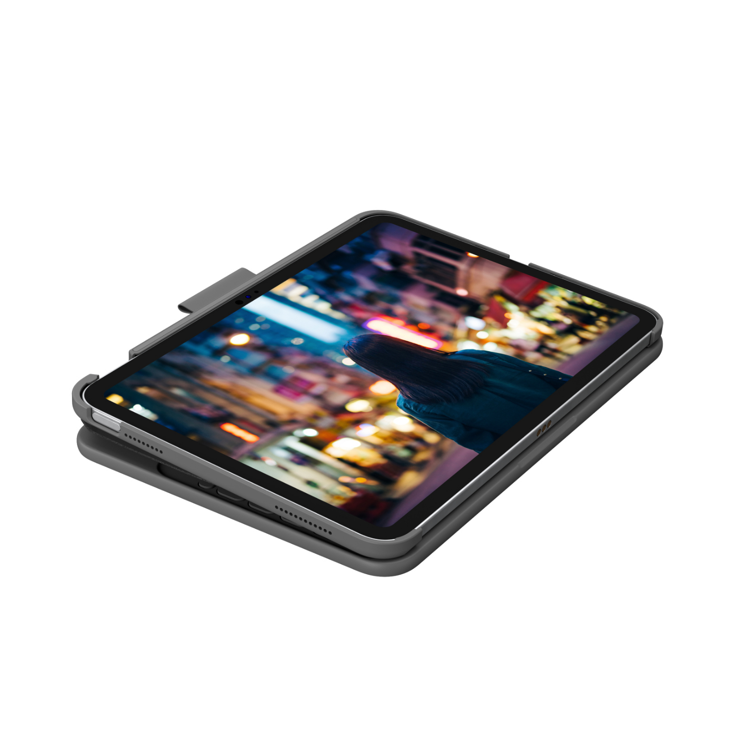 Tablet pokazujący osobę patrzącą na jasno oświetlony nocny targ.