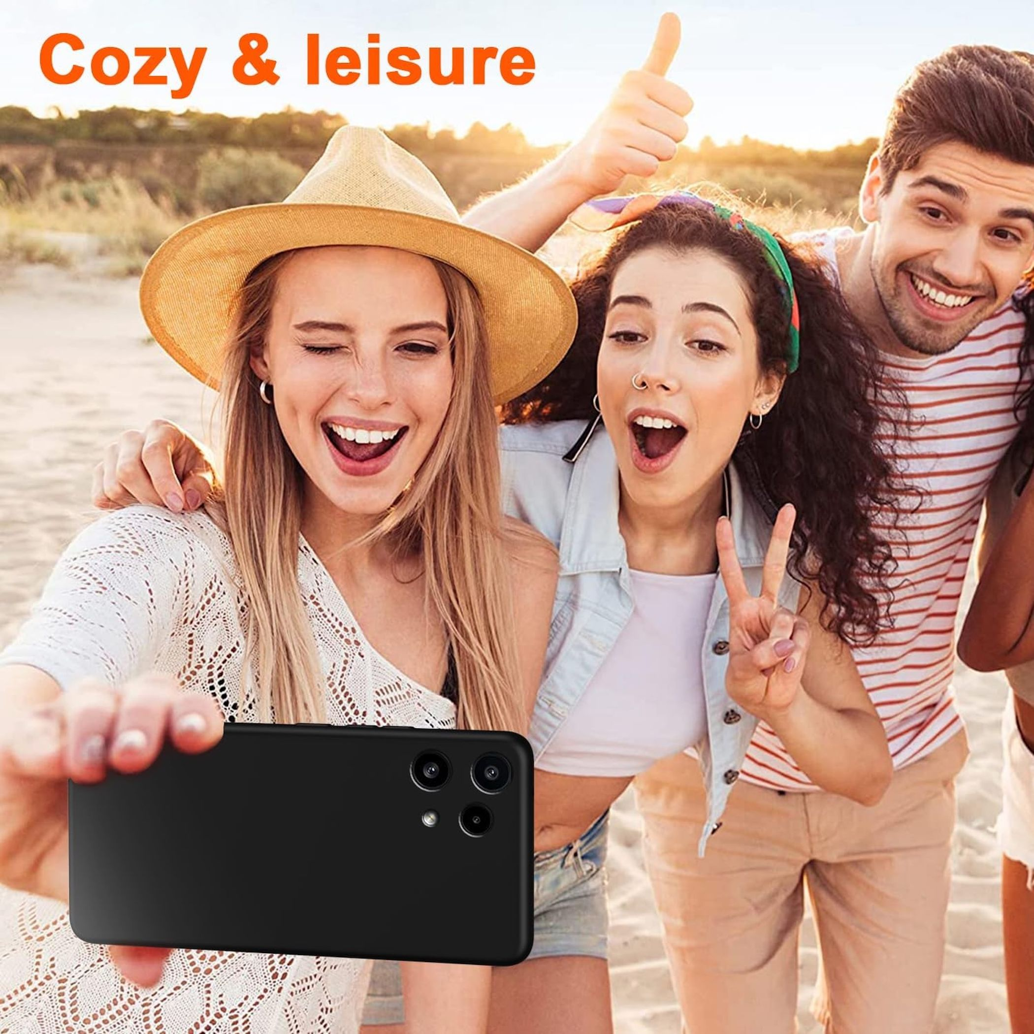 Freunde machen ein Selfie am Strand bei Sonnenuntergang. Einer zeigt Daumen hoch.