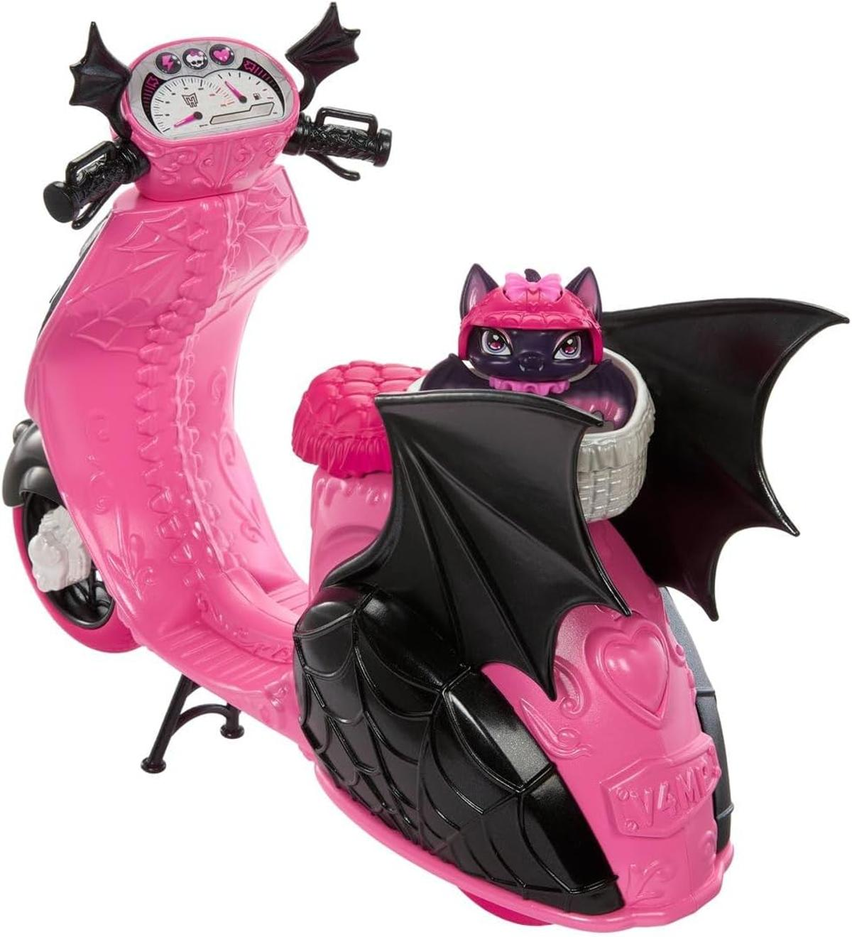 Un scooter de juguete rosa con alas de murciélago y un gato conductor.