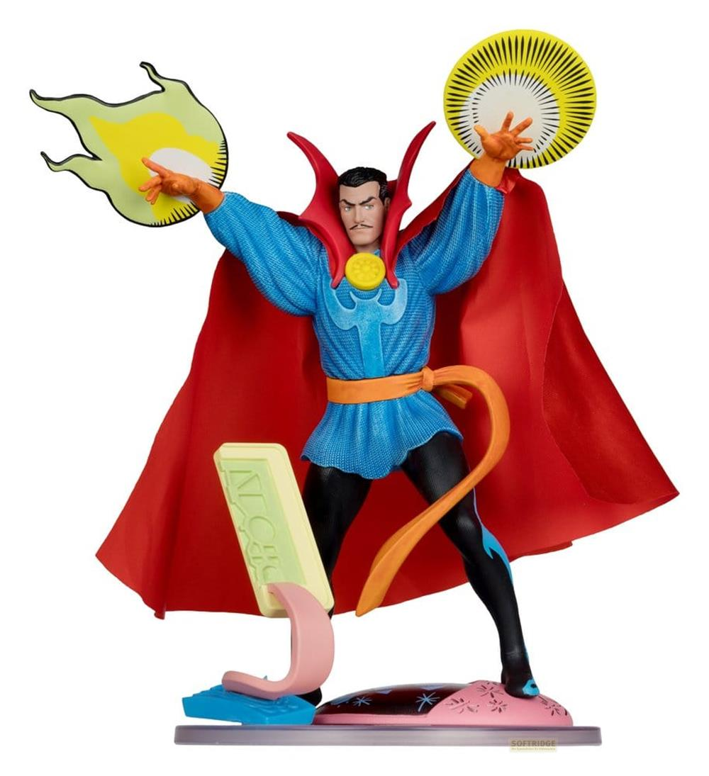 Statua di Dr. Strange con mantello rosso, tunica blu e medaglione giallo.