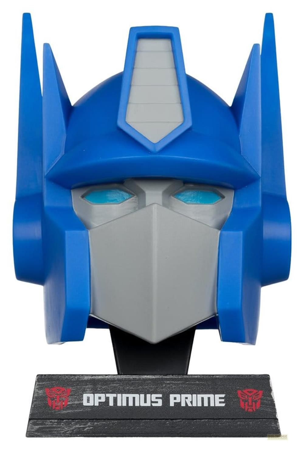 Una figura blu e grigia di Optimus Prime con il nome sulla base.