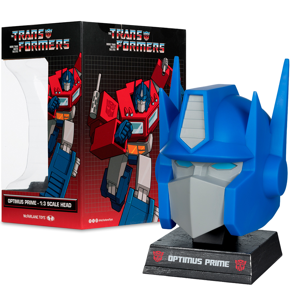 Replica della testa di Optimus Prime dei Transformers, accanto alla confezione.