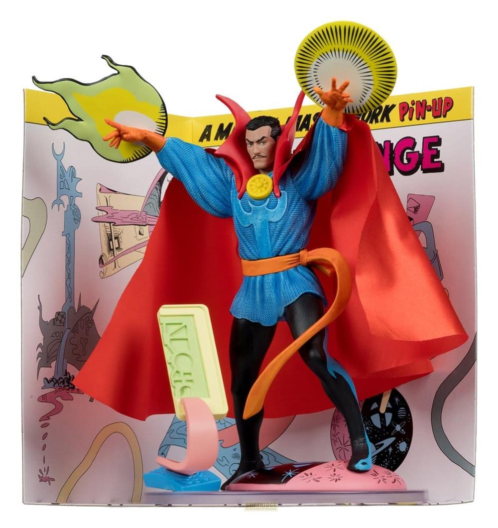 Figura Dr. Strange con mantello rosso e costume blu su sfondo fumetto.